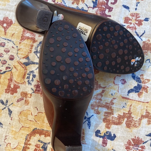 UGG Clogs - Picture 3 of 7